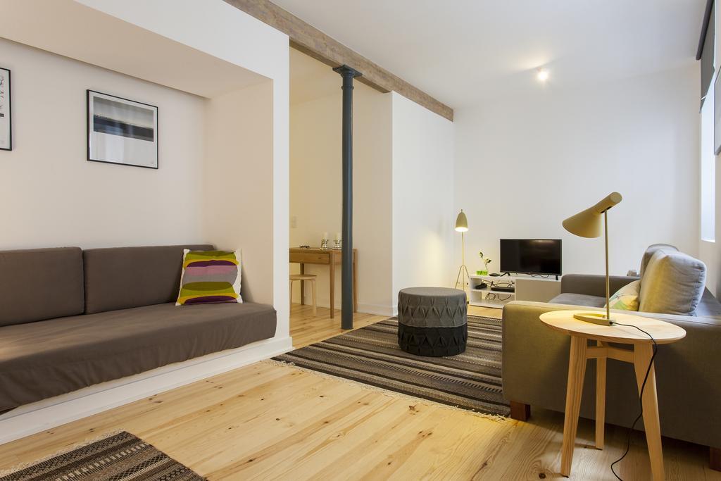 ALTIDO Cosy 1-bed flat with workspace in Santa Catarina, moments from Luís de Camões Sq Lisboa Quarto foto