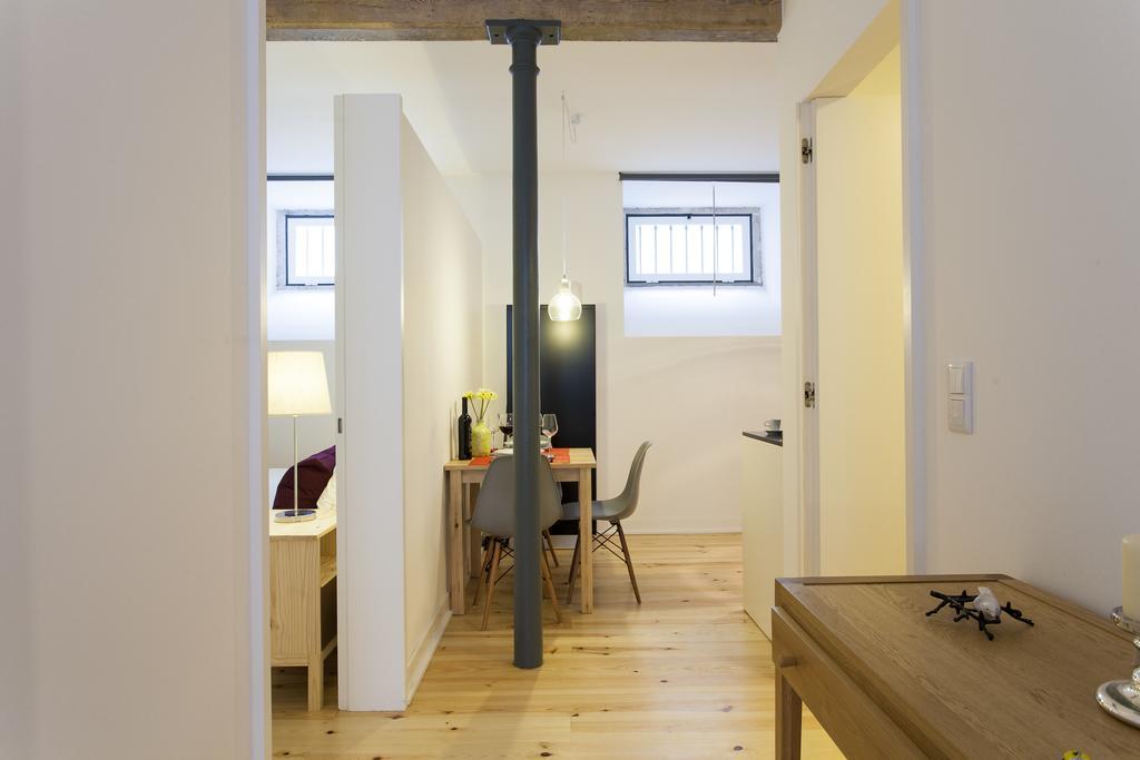 ALTIDO Cosy 1-bed flat with workspace in Santa Catarina, moments from Luís de Camões Sq Lisboa Quarto foto