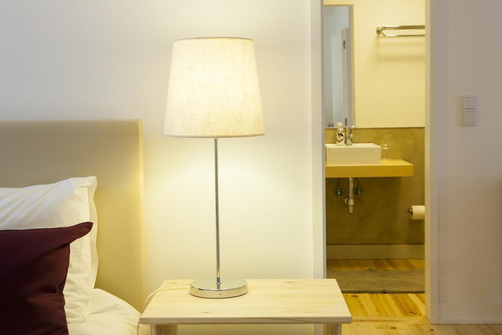 ALTIDO Cosy 1-bed flat with workspace in Santa Catarina, moments from Luís de Camões Sq Lisboa Quarto foto