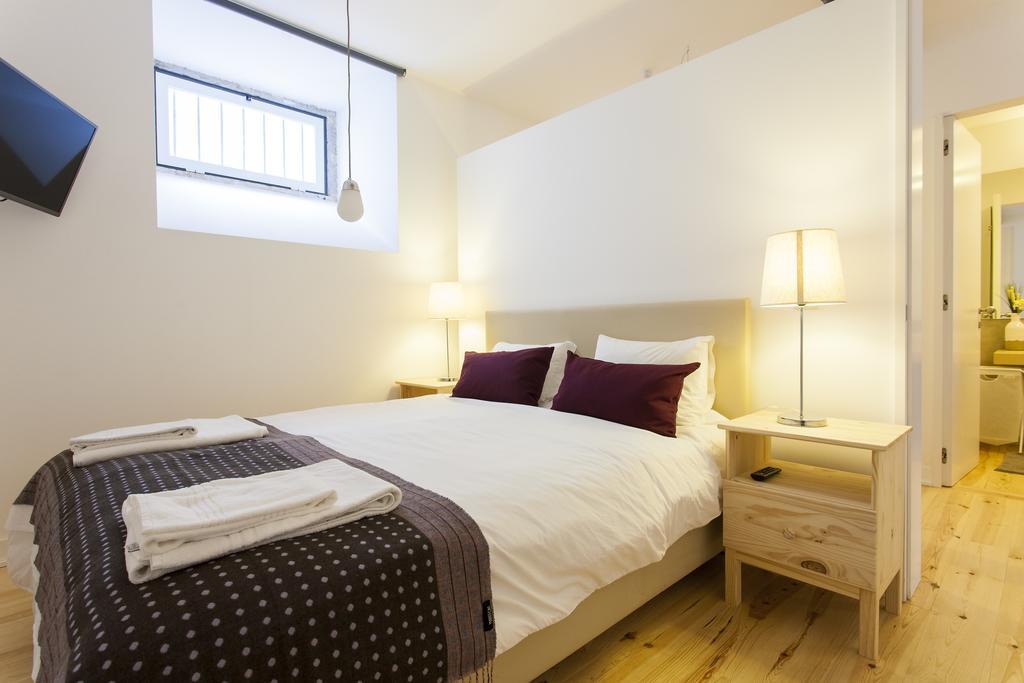 ALTIDO Cosy 1-bed flat with workspace in Santa Catarina, moments from Luís de Camões Sq Lisboa Quarto foto
