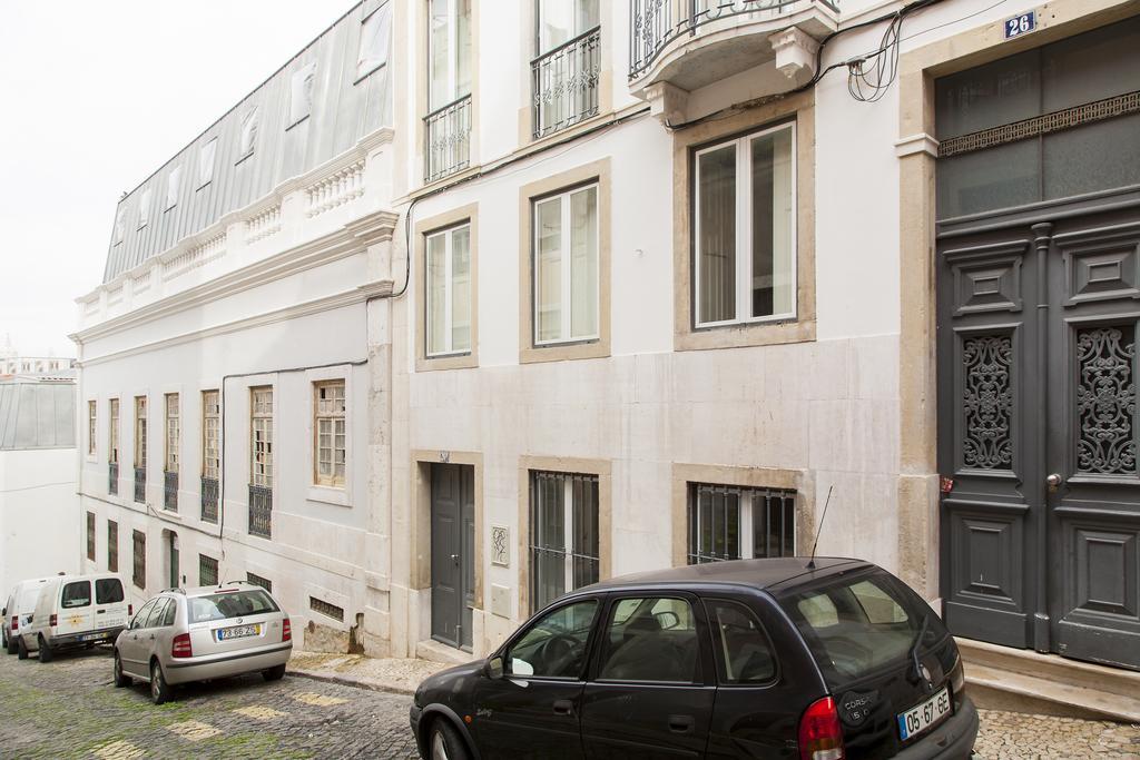 ALTIDO Cosy 1-bed flat with workspace in Santa Catarina, moments from Luís de Camões Sq Lisboa Quarto foto