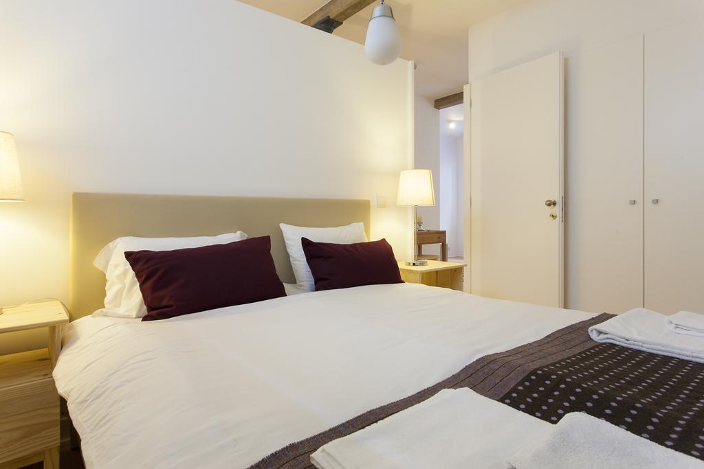ALTIDO Cosy 1-bed flat with workspace in Santa Catarina, moments from Luís de Camões Sq Lisboa Quarto foto